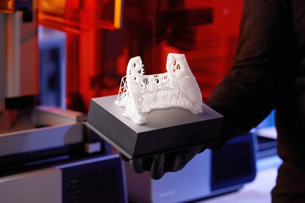 Strahlend weißes Resin für professionelle 3D-Drucke – White Resin V5 von Formlabs.