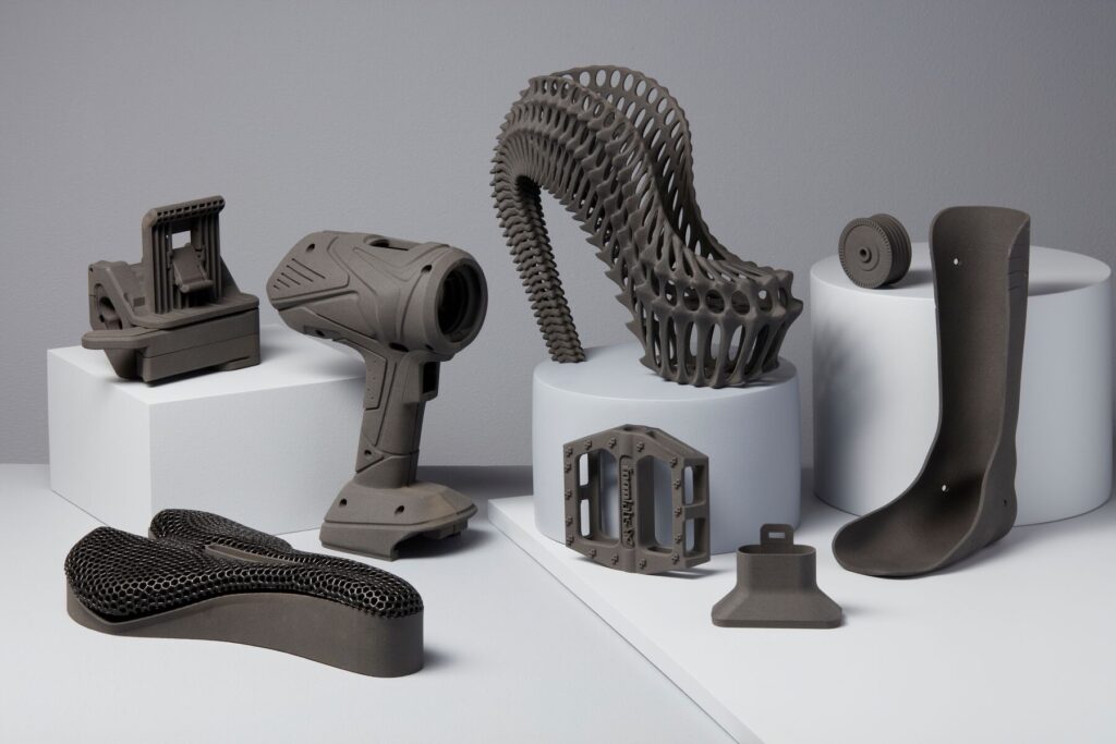 Fuse 1 Material - Nylon 12 SLS Pulver – Hohe Detailgenauigkeit und Festigkeit Pulverbehälter mit Nylon 12 für die Fuse 1 – optimierte Materialeigenschaften für industrielle Anwendungen.