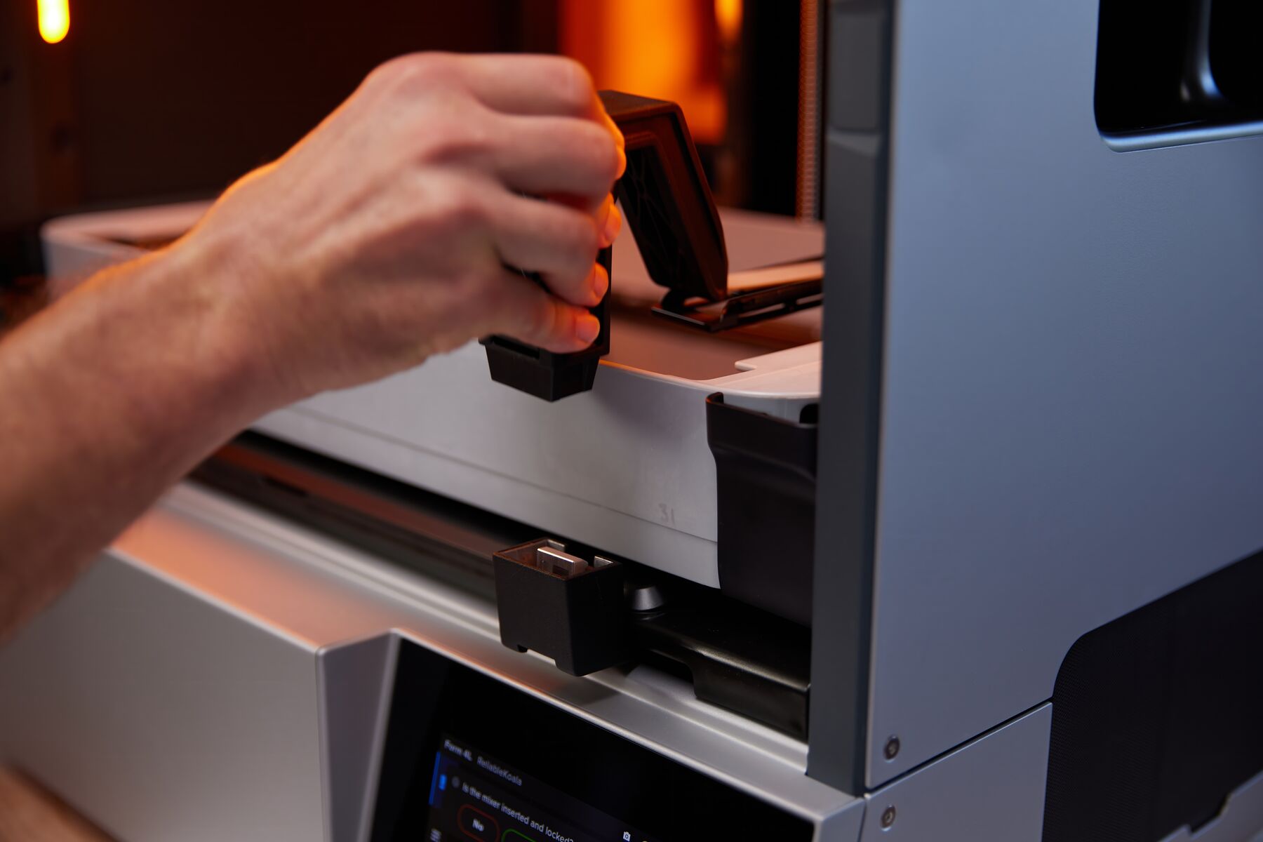 Resin Mixer für den Formlabs Form 4L für präzisen 3D-Druck von z.B. Medizin- und Industrieanwendungen.