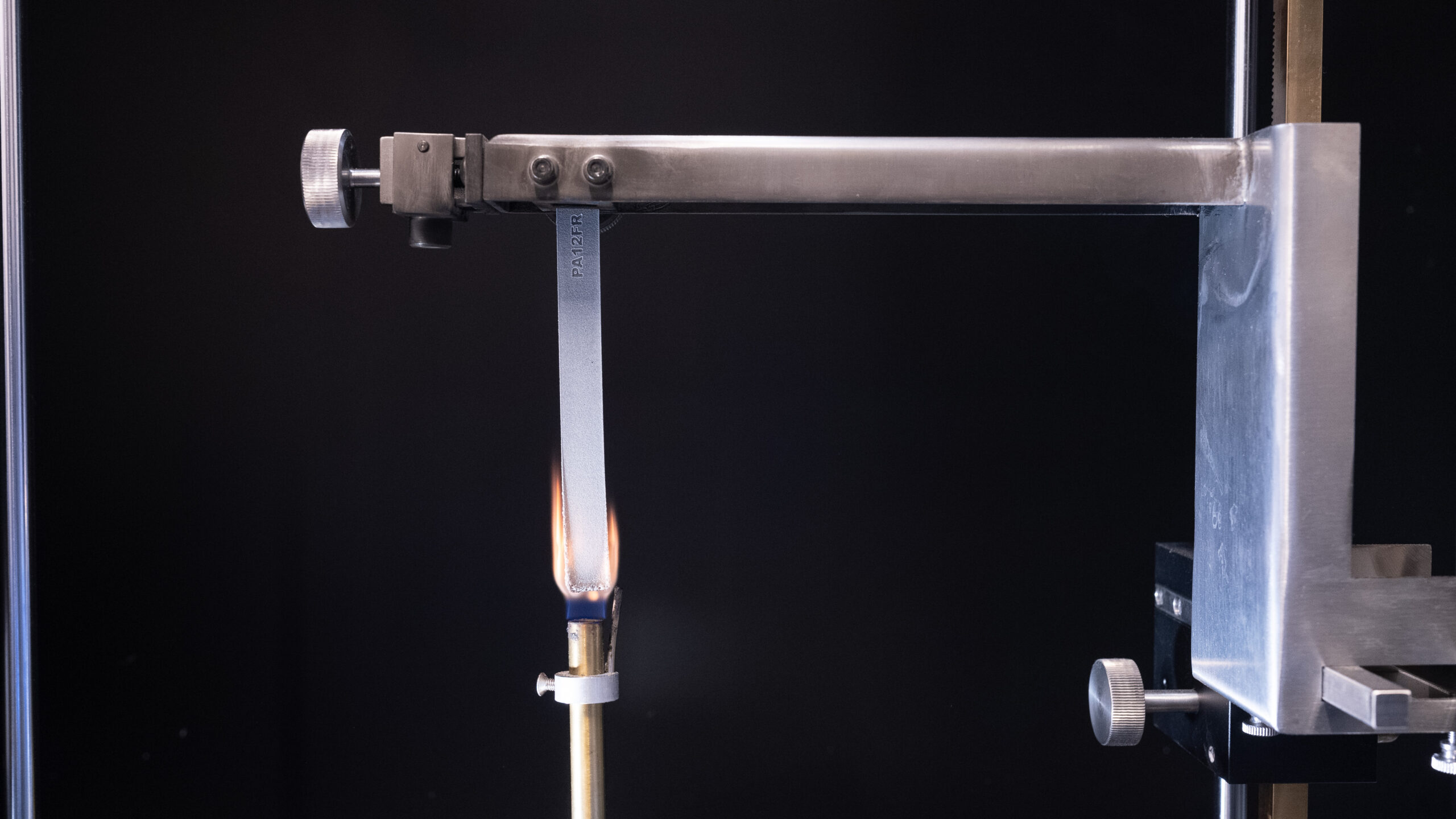 PA12 Flame Retardant: Flammhemmendes Material für den industriellen 3D-Druck mit HP Multi Jet Fusion, ideal für Elektronik, Automobil und Luftfahrt.