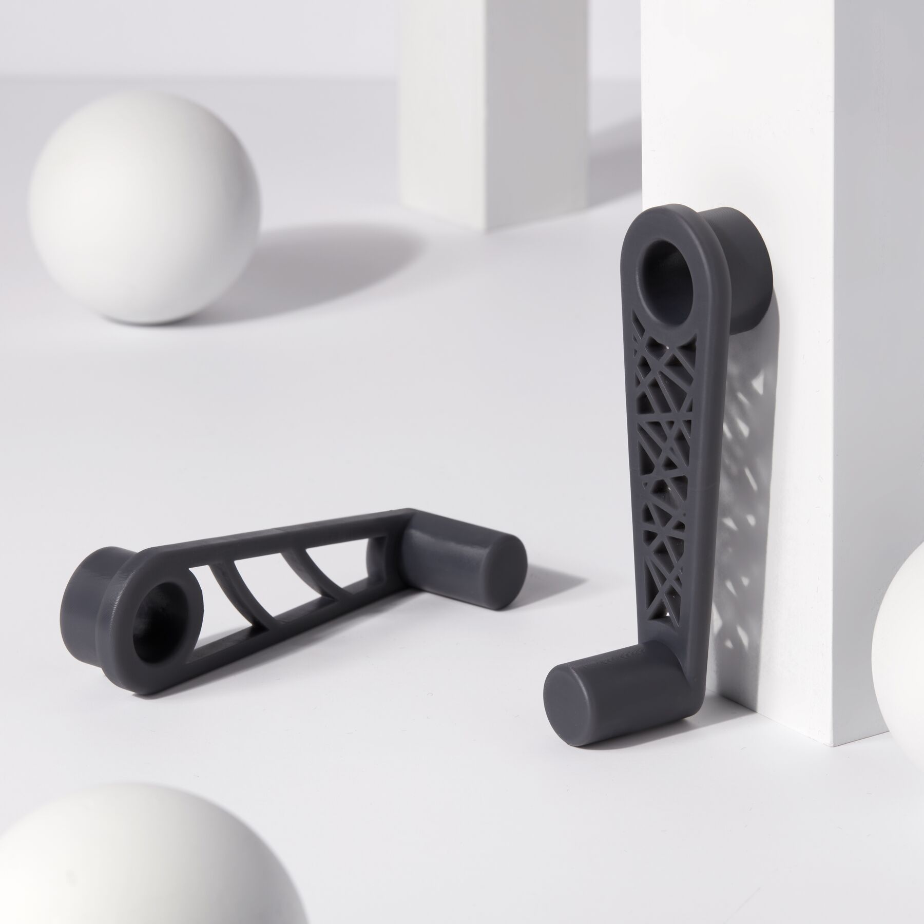 Formlabs Tough 2000 Resin V2 (1 L) ist ein SLA-Material für die Form 4 – ideal für belastbare Prototypen, Gehäuse und technische Bauteile.