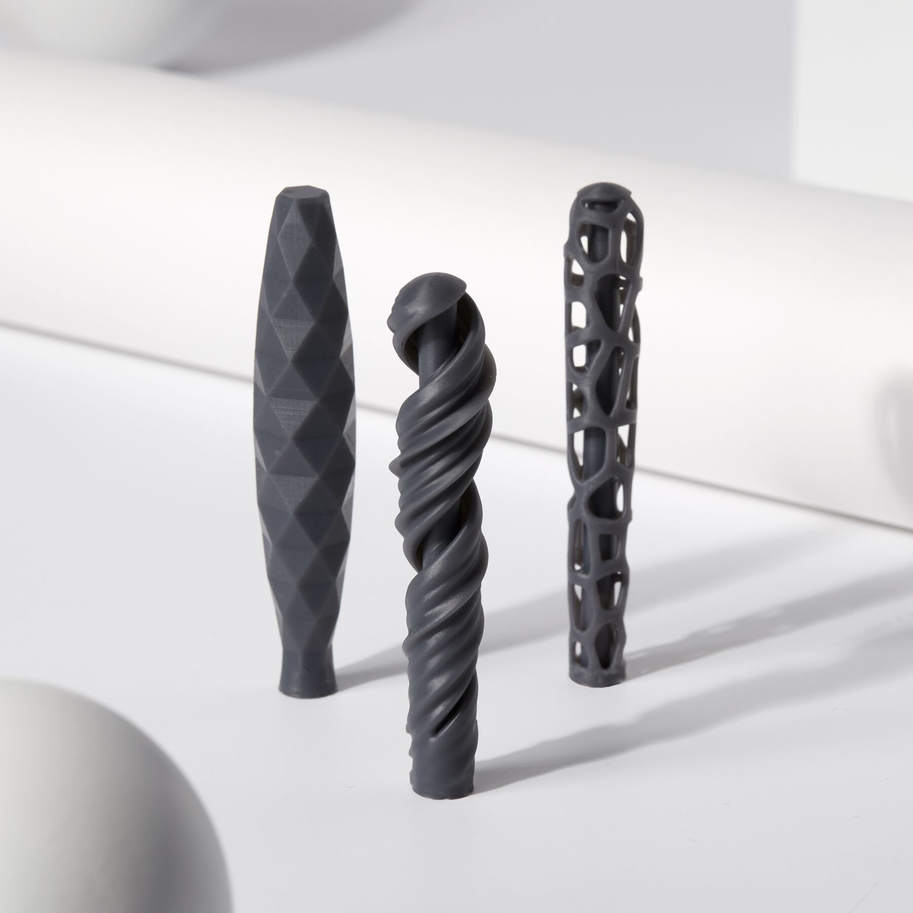 Formlabs Tough 2000 Resin V2 (1 L) ist ein SLA-Material für die Form 4 – ideal für belastbare Prototypen, Gehäuse und technische Bauteile.