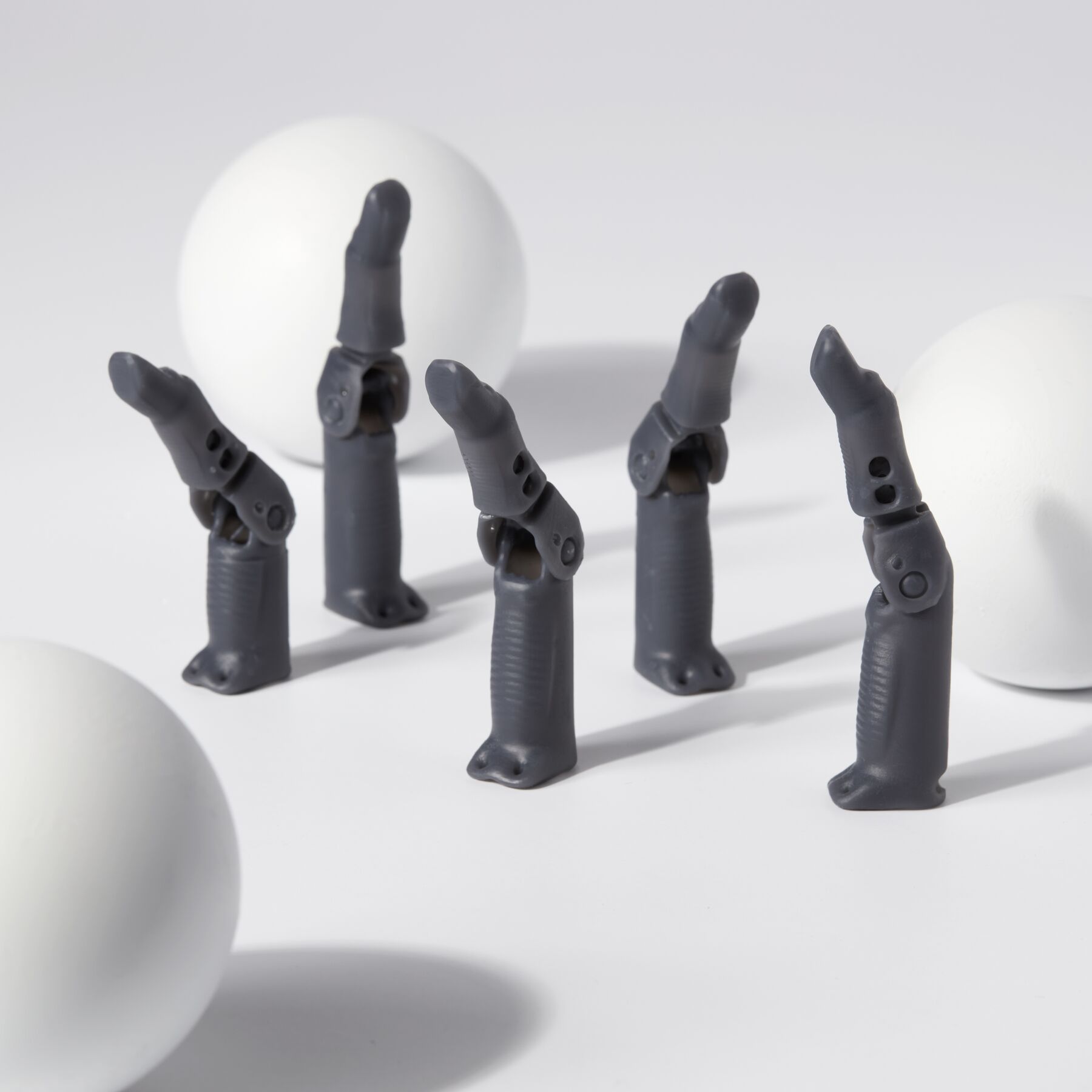 Formlabs Tough 2000 Resin V2 (1 L) ist ein SLA-Material für die Form 4 – ideal für belastbare Prototypen, Gehäuse und technische Bauteile.