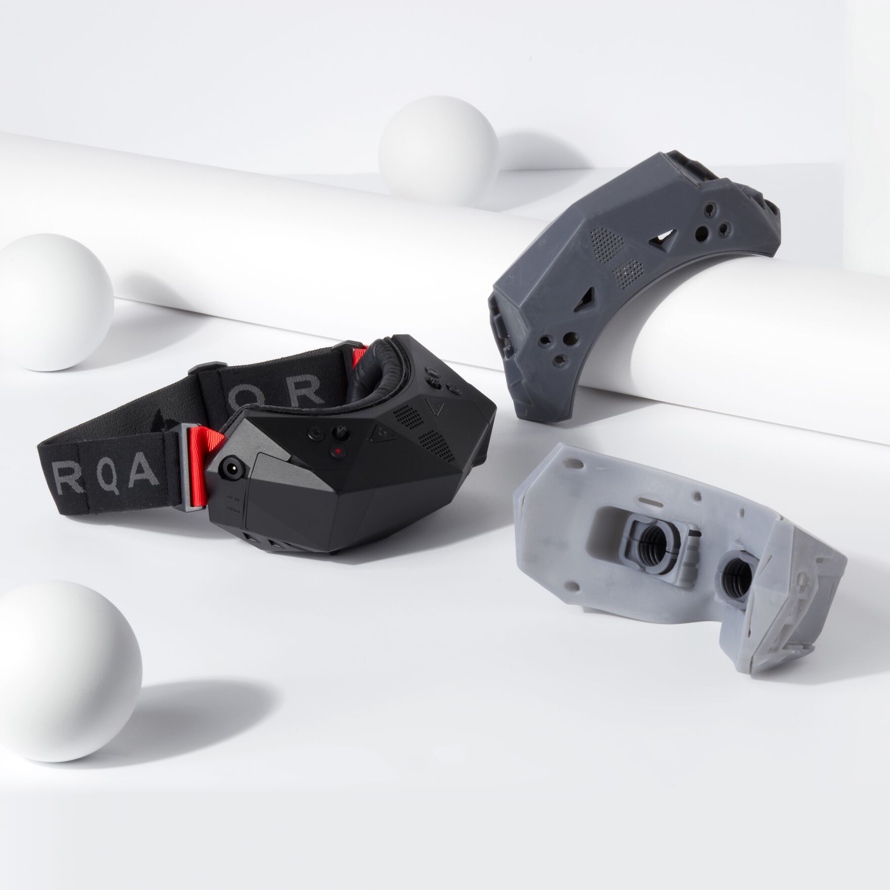 Formlabs Tough 2000 Resin V2 (1 L) ist ein SLA-Material für die Form 4 – ideal für belastbare Prototypen, Gehäuse und technische Bauteile.