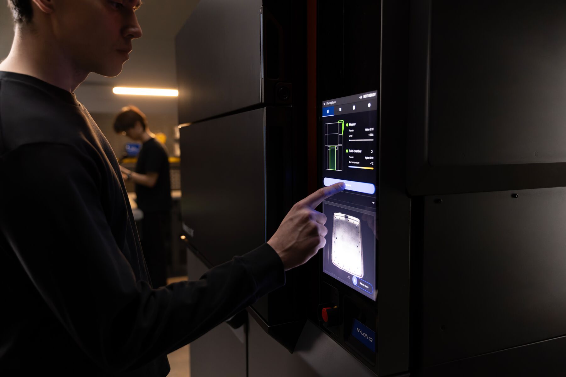 Touchdisplay der Formlabs Fuse X1 mit intuitiver Benutzeroberfläche für die einfache Bedienung industrieller SLS-Druckaufträge.